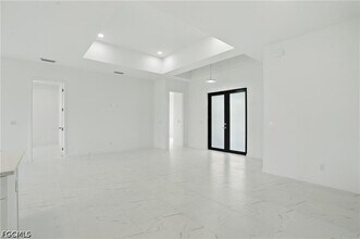 Building Photo - 472 Rajah St