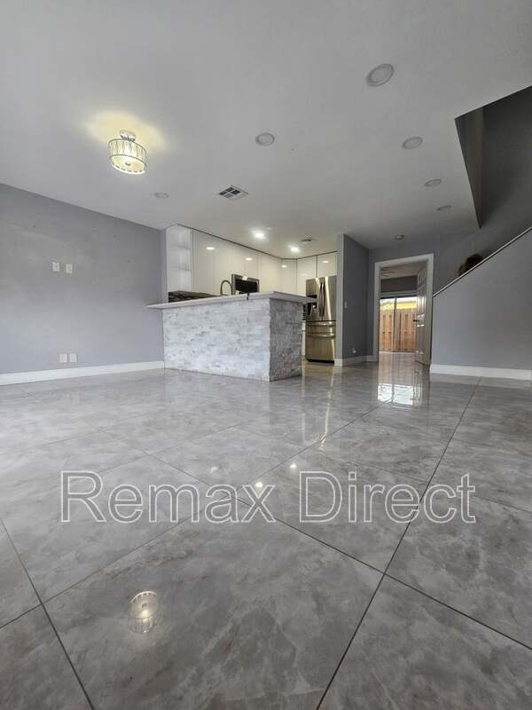 Foto del edificio - 331 Cypress Way W