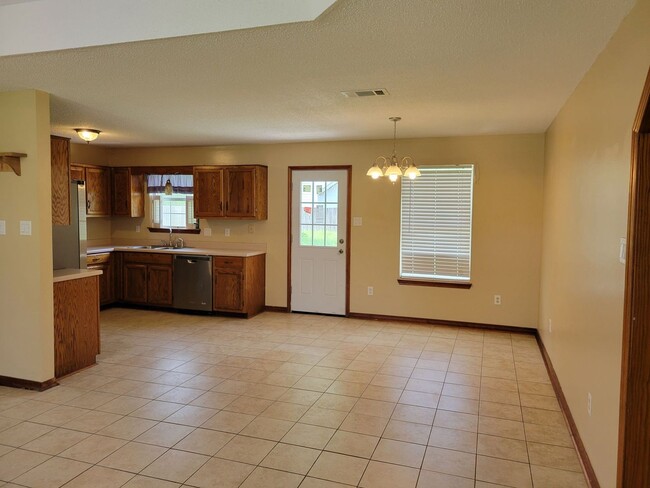 Foto del edificio - 3 BD 2 BA home in the Ocean Springs School...