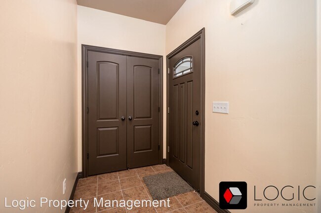 Foto del edificio - 4 br, 3.5 bath House - 5098 West Valmont Way