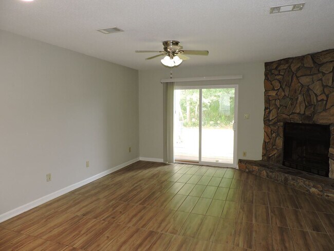 Building Photo - Convenient to NAS, Corry & Naval Hospital!