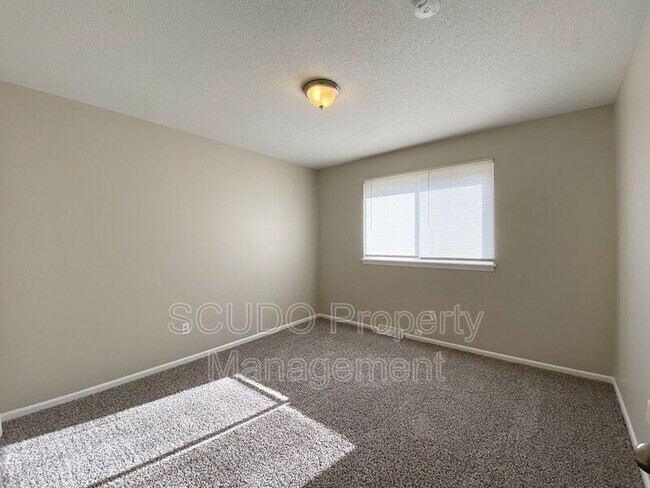 Building Photo - 5810 NW Walnut Ct