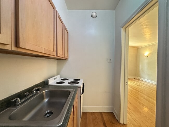 Building Photo - 562 W Arlington Pl