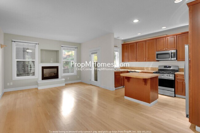 Building Photo - Light & Bright Three Bedroom Townhome in S...