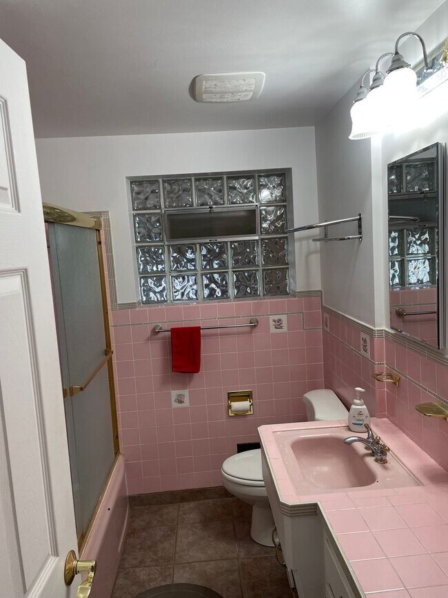 Building Photo - **Beautiful 2bd/1ba, 1 Car Garage, w/ atta...