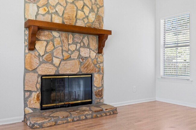 Building Photo - 3 Bedroom, 2 Bath Home Within Walking Dist...