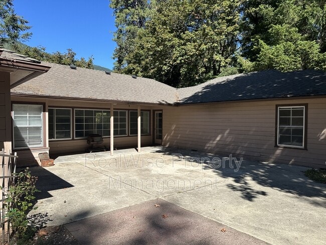 Building Photo - 7701 Rogue River Hwy
