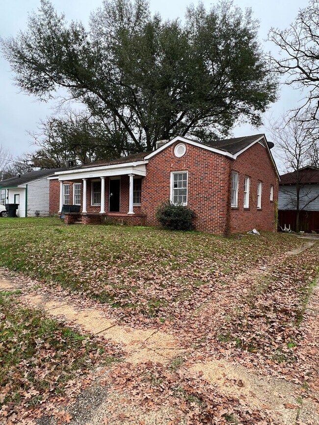 Building Photo - Large 3 bedroom, 2 bath, ready to go!