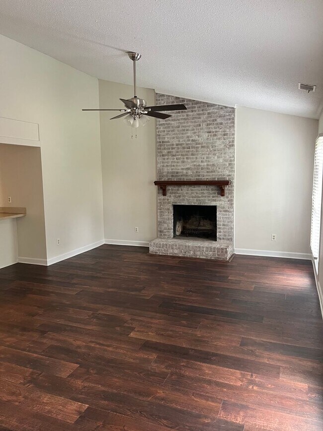 Building Photo - Lovely Two Bedroom in Charlotte!