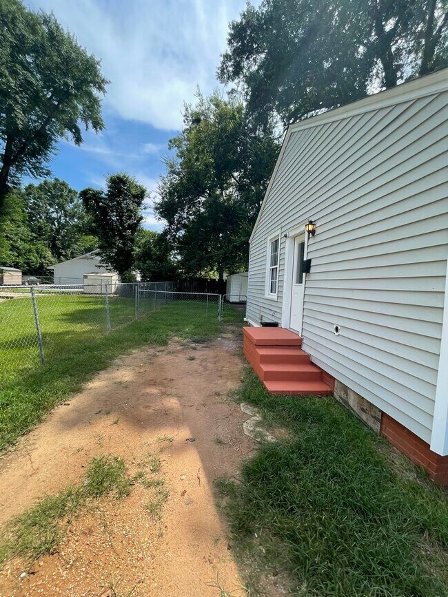 Building Photo - ** 2 bed 1 bath located in Chisholm ** Cal...