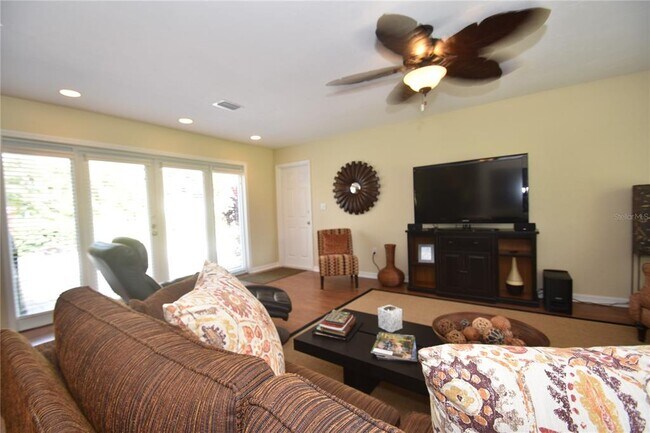 Building Photo - 1833 Sandalwood Dr