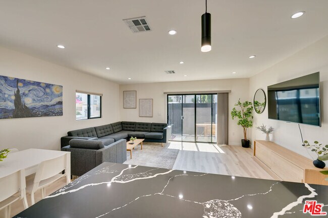 Building Photo - 918 N San Vicente Blvd