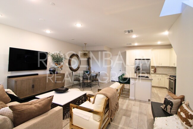 Foto del edificio - Stunning 3-beds, 2.5-baths townhome in the...