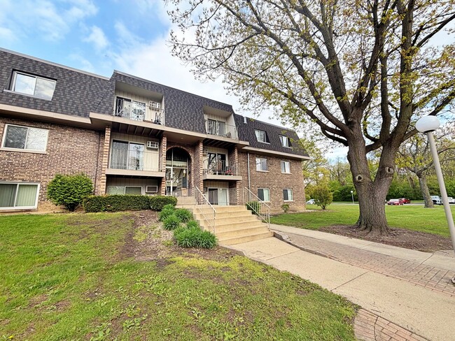 Building Photo - 841 Blossom Ln