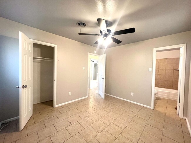 Building Photo - 1711 E 1st St