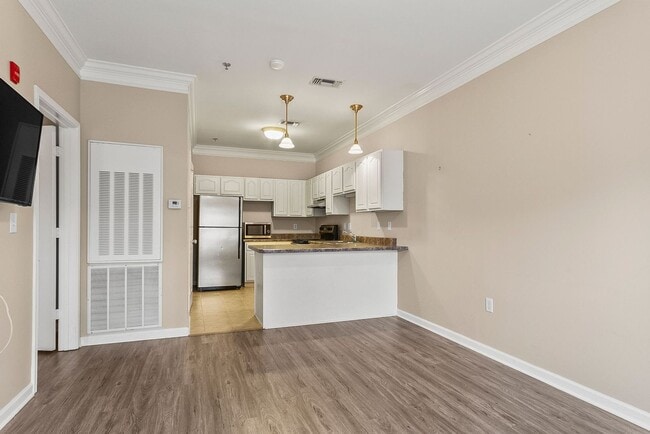 Building Photo - Capstone Quarters 1 Bed 1 Bath Condo! Available Fall 2026!