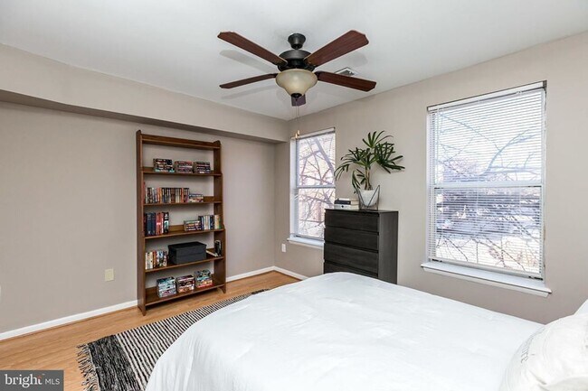 Foto del edificio - 2211 E Baltimore St