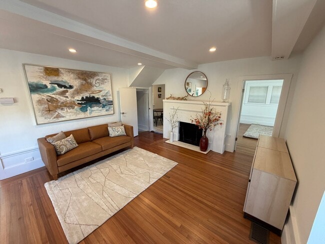 Photo - 879 E 28th St Apartment