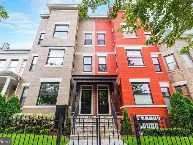 Foto del edificio - Top Floor, 2BR, 2BA with Den + Private Large Rooftop and Garage parking! A Must see!!