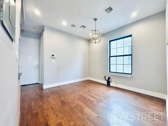 Building Photo - 3 bedroom in Flushing NY 11385