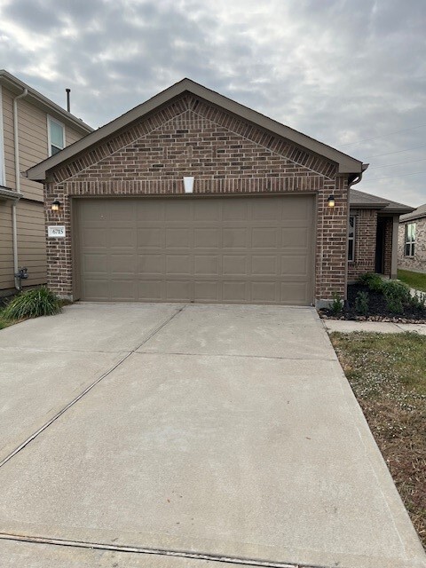 Foto del edificio - 6715 Hillsdale Creek Dr