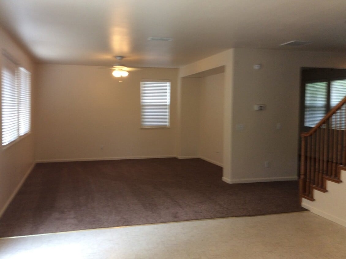 Foto del edificio - 4 bedroom 2 1/2 bath house in Yuba City