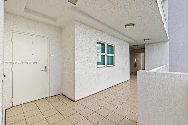 Building Photo - 15051 Royal Oaks Ln