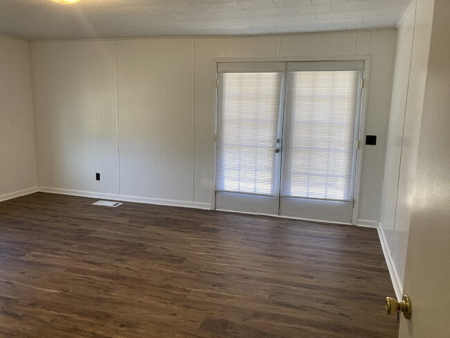 Building Photo - 3-bedroom, 2-bathroom home is located on a dead-end street, offering privacy while still being co...