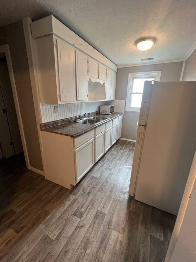 Building Photo - 2 bedroom/1 bathroom