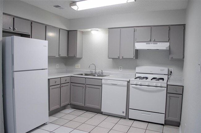 Building Photo - 1201 Southport Dr