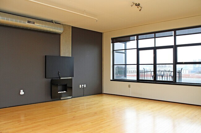 Building Photo - Pearl District Gem! Stunning, Airy Loft-St...