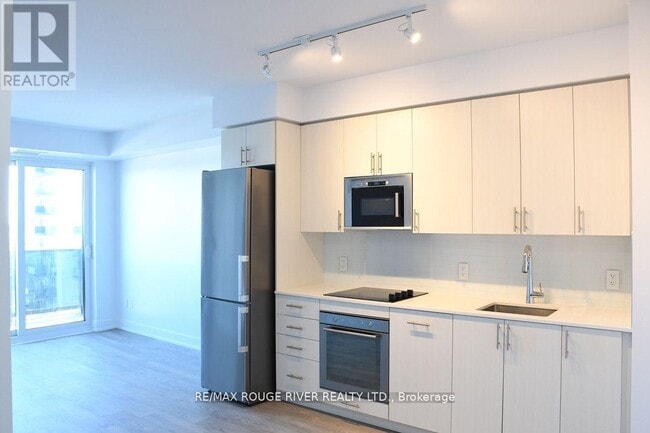 Building Photo - 2550 Simcoe St N