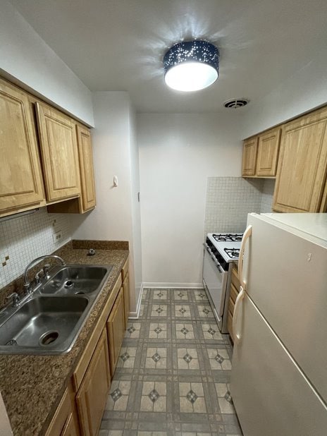 Building Photo - 541 W Oakdale Ave