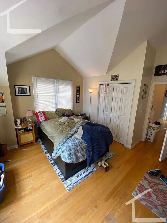 Foto del edificio - Parking Included, Central Heat/AC, In Unit Washer and Dryer, Deck, Backyard, Eat-in Kitchen