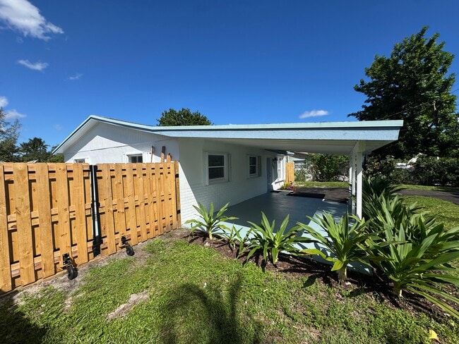 Foto del edificio - 205 NW 7th Ct