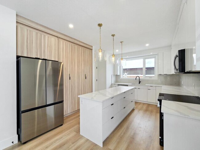 Photo du bâtiment - 3.0 bedroom in Calgary Alberta T3E 4A6