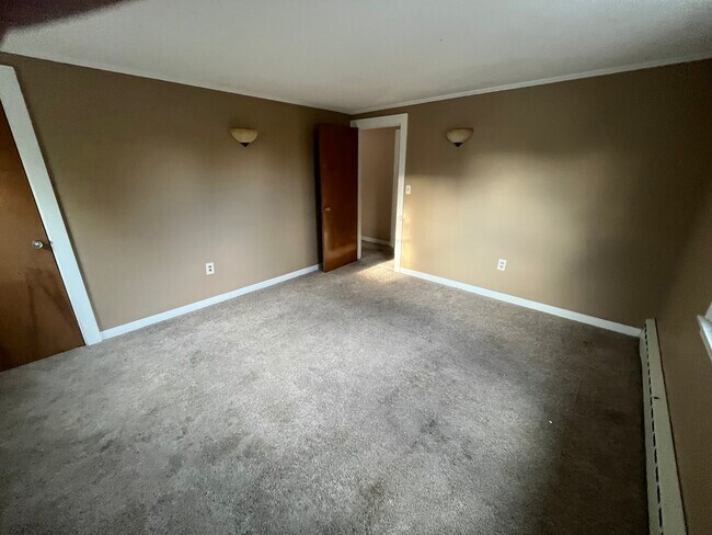 Building Photo - 159 Candia Rd