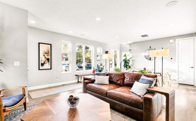 Foto del edificio - Beautiful 4 bedroom 3 bathroom property in Jefferson Park Denver