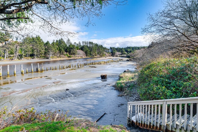 Building Photo - 4876 Railroad Ave