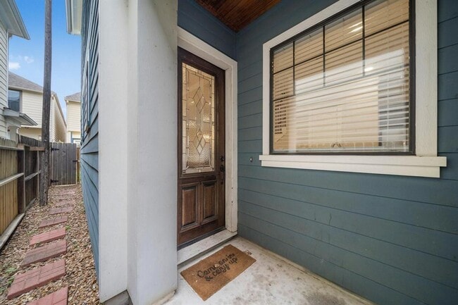 Building Photo - 1430 Dian St
