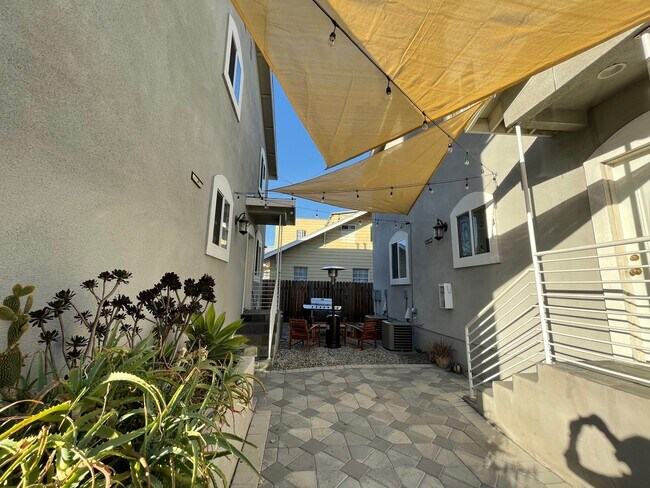 Building Photo - 635 N Berendo St