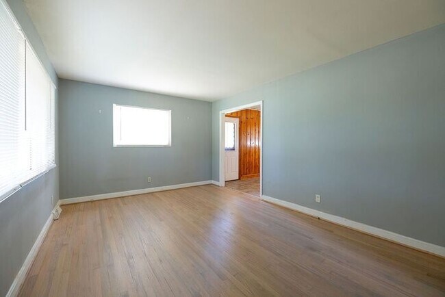 Foto del edificio - Mid-century Brick Home in Cedar Grove