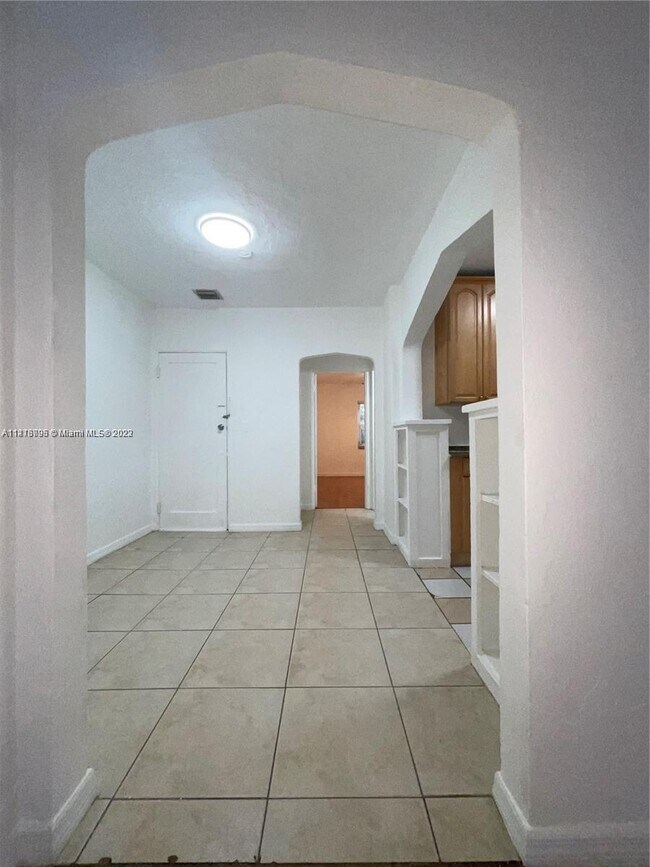 Building Photo - 550 NE 63rd St