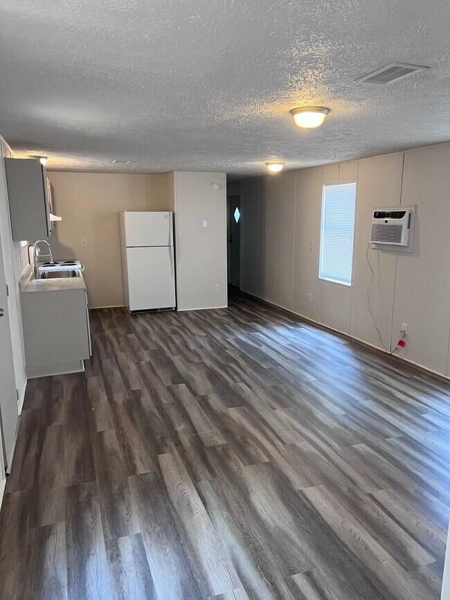 Foto del edificio - 4111 Daisy Ln