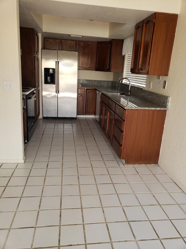 Building Photo - 4391 Plaza Oro Loma