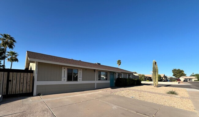 Foto del edificio - REMODELED 3 BEDROOM PLUS BONUS ROOM/BEDROOM. GREAT BACKYARD
