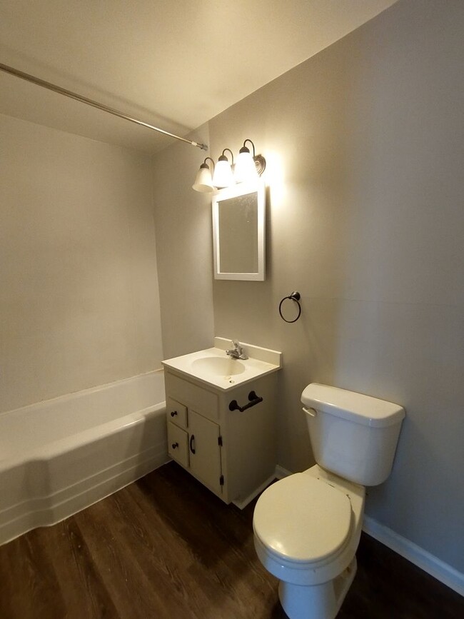 Building Photo - $550- 1 bed 1 bath - Duplex located in the...