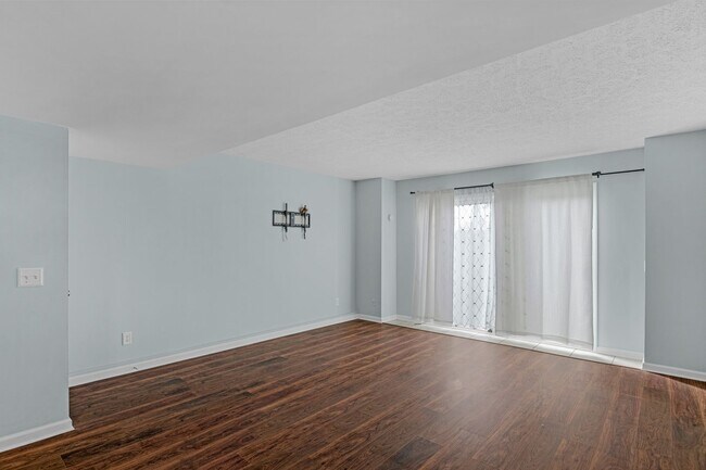 Foto del edificio - AVAILABLE NOW!  2 BED 2.5 BATH TOWNHOME