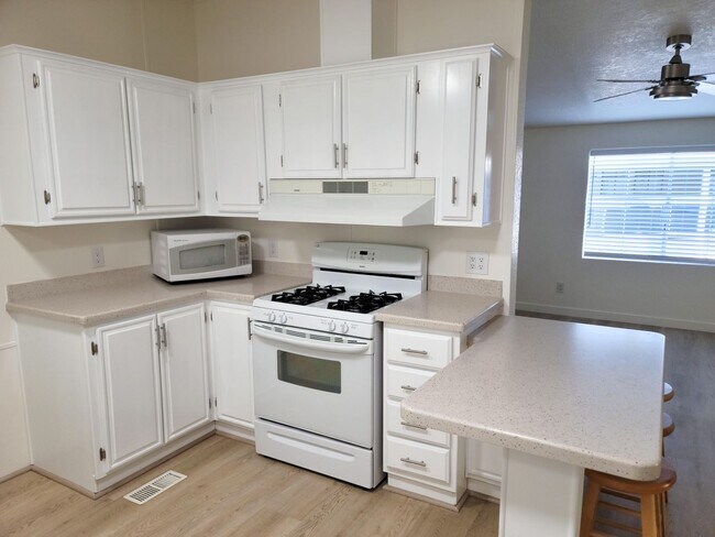 Foto del edificio - Remodeled 3 Bedroom Home with Shop in Lava...