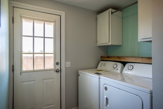 Building Photo - Single Family Home!